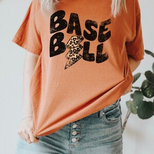 Comfort Colors Baseball Shirt, Womens Baseball Tee, Baseball T-Shirt, Gameday Baseball Tshirt for Women, Womens Baseball Tops, Baseball Tees bild 6