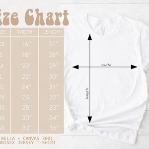 Puede incluir: Tabla de tallas para una camiseta de jersey unisex, que muestra las medidas en pulgadas de ancho y largo para las tallas XS a 5X. La tabla est&aacute; impresa sobre un fondo beige con un borde blanco.