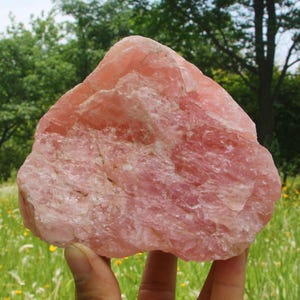 Regenbogen Rohe Rosenquarz-Brocke, ethisch hergestellter Kristall (923 Gramm)