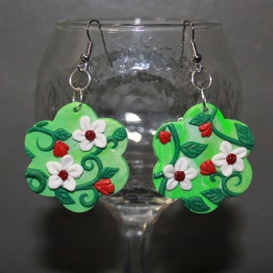 Groene BloemenOorbellen met Witte Bloemen PolymeerKlei