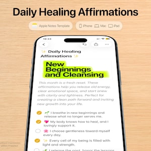Può includere: Uno smartphone che mostra un modello di note Apple per le affermazioni di guarigione quotidiana. Lo schermo presenta il testo New Beginnings and Cleansing con un evidenziatore giallo, seguito da un elenco di affermazioni con spunte ed emoji.