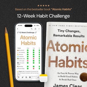 Może przedstawiać: Obraz przedstawia żółty ołówek, smartfon z aplikacją "Atomic Habits" i książkę "Atomic Habits". Okładka książki jest biała z brązowym tekstem. Telefon pokazuje 12-tygodniowe wyzwanie nawyków.