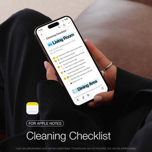 以下が含まれることがあります： 清掃チェックリストを表示したゴールドのiPhoneを人が持っています。「リビングルーム」と「ダイニングエリア」のセクションが表示されています。画像には「FOR APPLE NOTES」と「Cleaning Checklist」の文字が含まれています。