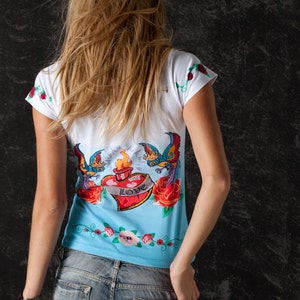 T-shirt Collo rotondo Donne innamorate Rebel Chic Round Neck Floral Design