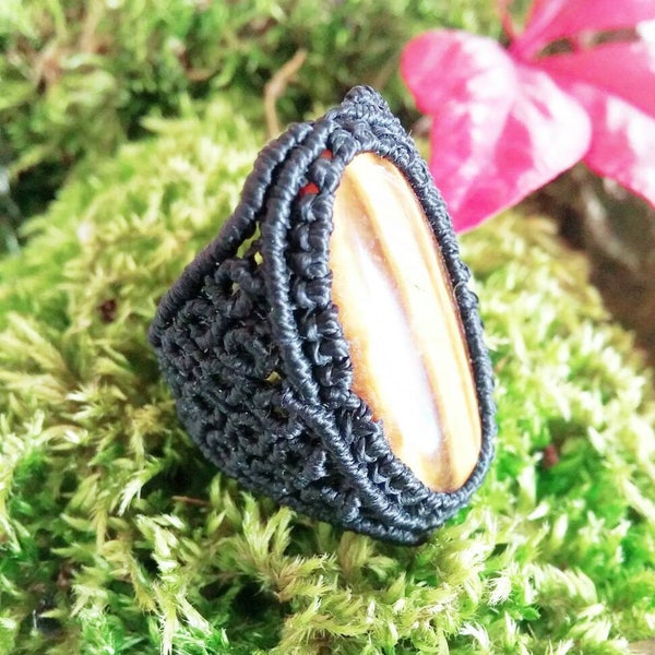 Bague noire en oeil de tigre, micro macramé, pierre gemme