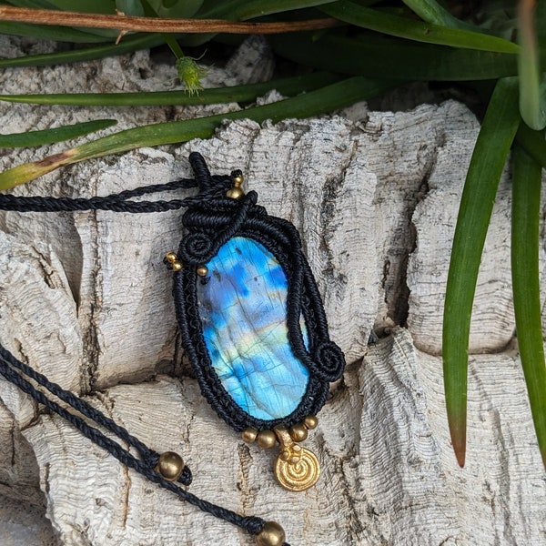 Micromacramé necklace, black "Protection" pendant, labradorite, brass and macramé beads, fine stones