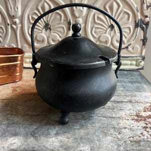 Vintage Halloween Witches Cauldron Black Iron Pot with Lid
