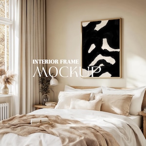 Könnte beinhalten: Schlafzimmer-Interieur mit Bett, Kissen und gerahmtem abstraktem Kunstwerk. Das Kunstwerk zeigt schwarze und weiße Formen. Die Worte "INTERIOR FRAME MOCKUP" sind auf dem Bild zu sehen.