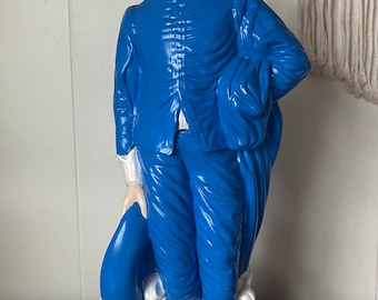 Vintage Holland Junge Blaue handgemalte Porzellan Statue Form Gefiederten Hut 16,5 ”