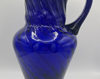 Brocca in vetro artistico soffiato a mano a spirale blu cobalto moderno di metà secolo da 11 pollici 54 once