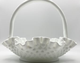 Vintage 1970er Fenton Hobnail Milchglas-Korb mit Rüschenrand, 17,8 x 19,7 cm