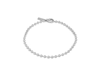 Puede incluir: Un brazalete de cadena de plata con cuentas y cierre.