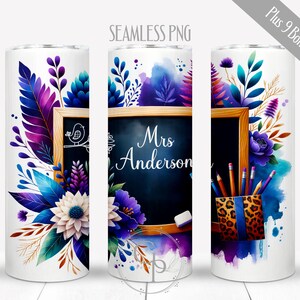 Peut inclure: Gobelet blanc avec un motif aquarelle représentant un tableau noir avec le nom "Mrs. Anderson", entouré d'éléments floraux bleus, violets et turquoise. Comprend des crayons et un porte-crayons à imprimé léopard.