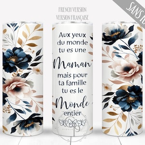 Könnte beinhalten: Ein weißer Becher mit einem Blumendesign mit marineblauen und rosafarbenen Blumen, goldenen Blättern und dem französischen Text "Aux yeux du monde tu es une Maman mais pour ta famille tu es le Monde entier."