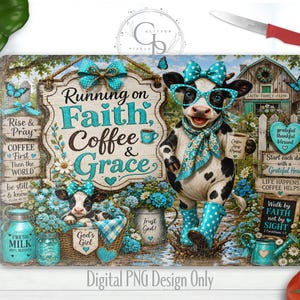 Könnte beinhalten: Ein rechteckiges Schneidebrett mit einer Kuh, die eine blaugrüne, gepunktete Brille, eine passende Schleife und Stiefel trägt. Das Design zeigt den Text Running on Faith, Coffee & Grace, eine Scheune, Schmetterlinge und Blumen.