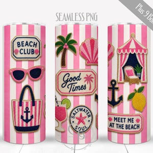 Pode incluir: Um copo com fundo listrado rosa e branco, adornado com patches com tema de praia. Os patches incluem óculos de sol, uma bolsa de praia e as frases "Beach Club", "Good Times" e "Meet Me at the Beach."