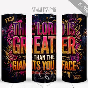 以下が含まれることがあります： 黒い背景に「THE LORD IS GREATER THAN THE GIANTS YOU FACE」という金とピンクの文字が描かれたタンブラー。デザインにはバラとグラフィティ風のアクセントが含まれています。「Faith」と「Rise」の文字も表示されています。