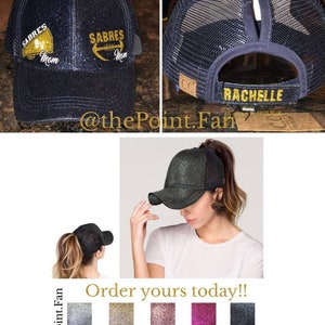 Pu&ograve; includere: Un cappello da baseball nero con paillettes per coda di cavallo con un logo dorato con paillettes che dice "SABRES By Mom" e un'etichetta con nome dorata con paillettes che dice "RACHELLE". Il cappello &egrave; disponibile in altri colori, tra cui grigio, oro, rosa, rosa acceso, blu navy, bronzo e nero.