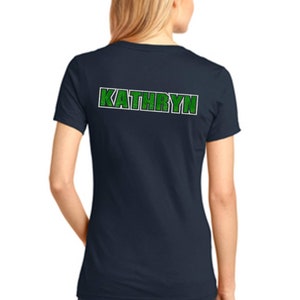 K&ouml;nnte beinhalten: Ein marineblaues T-Shirt mit einem gr&uuml;nen und wei&szlig;en "KATHRYN"-Design auf der R&uuml;ckseite.