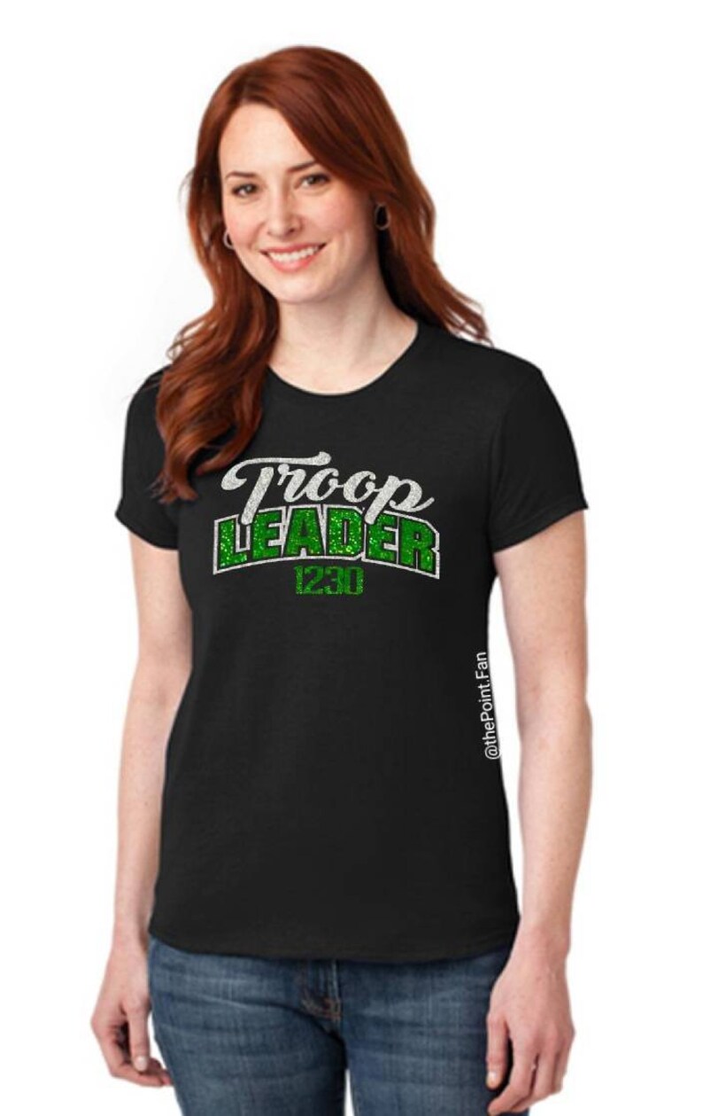 K&ouml;nnte beinhalten: Schwarzes T-Shirt mit gr&uuml;nem Glitzertext, der "Troop Leader 1230" lautet.
