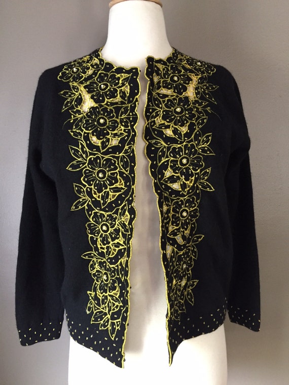 Vintage black and yellow sweater/Embroidered/flowe