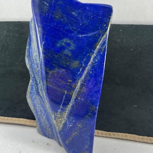 Bellissimo lapislazzuli afgano a forma libera - Decorazione per la casa autoportante - Dimensioni armadio - Pezzo da collezione - 1620 g