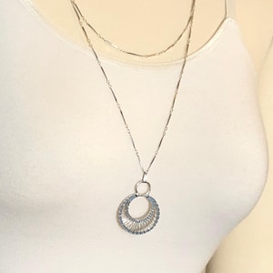Halsband med rund silverring och halvmånehänge i 90-talets stil