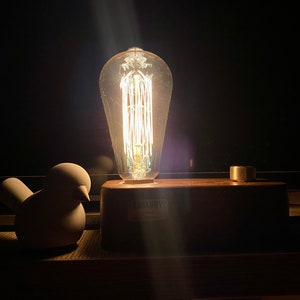 Houten kleine lamp, industriële minimalistische stijl, rechthoekig gerenoveerde houten bureaulamp, tafellamp, gratis gepersonaliseerde tag, gepersonaliseerd cadeau afbeelding 6