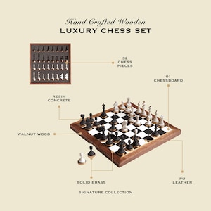 Op de afbeelding: Een luxe schaakset met 32 stukken, een schaakbord en een opbergdoos. De set heeft zwarte en witte schaakstukken, een walnoten houten frame en PU leer. De tekst luidt "Hand Crafted Wooden LUXURY CHESS SET."