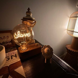 Houten kleine lamp, industriële minimalistische stijl, rechthoekig gerenoveerde houten bureaulamp, tafellamp, gratis gepersonaliseerde tag, gepersonaliseerd cadeau afbeelding 7