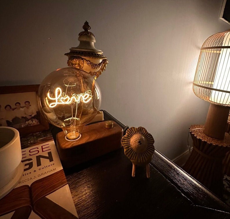Kleine Lampe aus Holz, industrieller minimaler Stil, rechteckige renovierte Holz-Schreibtischlampe, Tischlampe, kostenloser personalisierter Anhänger, personalisiertes Geschenk Bild 7