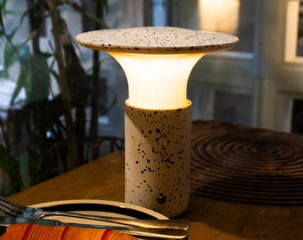 Handgefertigte Jesmonite Tischlampe, Kabellose Tischlampe, Kreative Schreibtischlampe, Schreibtisch Zubehör