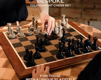Puede incluir: Un juego de ajedrez de torneo a medida con piezas negras y beige sobre un tablero a cuadros marrón y beige. El tablero está enmarcado en madera oscura. El texto "BESPOKE TOURNAMENT CHESS SET" y "FOR THOSE WITH A UNIQUE PLAYSTYLE" son visibles.
