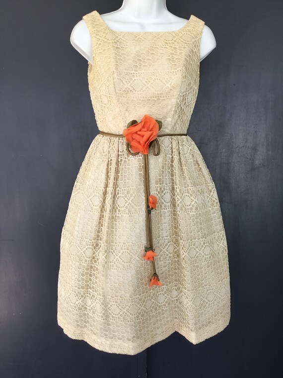 1960s white lace dress / Small to Medium vintage knee - Gem