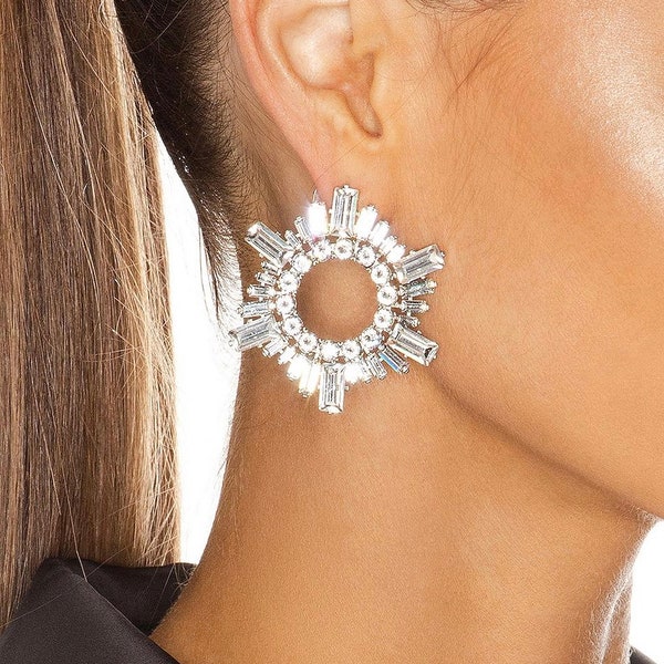 Maxi-Kristallohrringe: Glamouröser Glanz, der Ihre Abende verschönert. Schillernder Schmuck für den Glamour zum Jahresende.