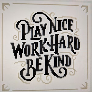 Op de afbeelding: Zwart-witte kruissteekontwerp met de tekst "Play Nice Work Hard Be Kind".