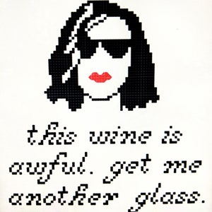 Pode incluir: Ilustração de pixel art em preto e branco de uma mulher com lábios vermelhos e óculos de sol. O texto abaixo diz "Este vinho é horrível. Traga-me outra taça."