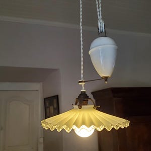 Vintage Hängelampe / 1940er Jahre Opalglas Leuchte / französische Deckenleuchte / Deckenlampe / voll funktionsfähige Porzellanhängeleuchte