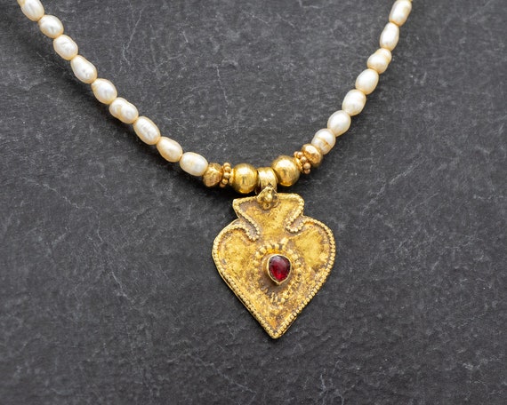 Antique gold India pendant necklace | rice seed pearl necklace with old tribal gold and red glass pendant | gold India tribal necklace