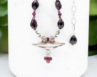 Vintage India Silver Taviz Pendant Necklace with Faceted Garnet Beads