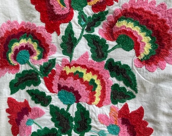 Chaqueta vaquera DKNY rediseñada, estilo hippie ucraniano, con tapiz vintage de punto de satén y flores rojas y rosas, estilo bohemio.