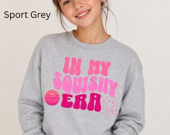 Sudadera "In My Squishy Era", sudadera infantil de cuello redondo para amantes de los juguetes sensoriales, linda idea de regalo para amantes de los juguetes blandos, sudadera juvenil de cuello redondo, camiseta de cumpleaños infantil