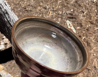 大きなボウル。陶器製の手作りボウル