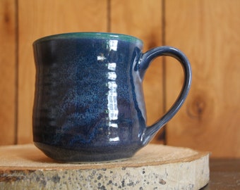 blauwe keramische handgemaakte mok - wielgegooid keramiek - een uniek cadeau in zijn soort - koffieliefhebber - natuurliefhebber - keramische beker