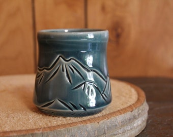 Tasse bleu montagne - Céramique faite main - Mug tumbler, décoration cuite à la main, cadeau unique en son genre, passe au micro-ondes