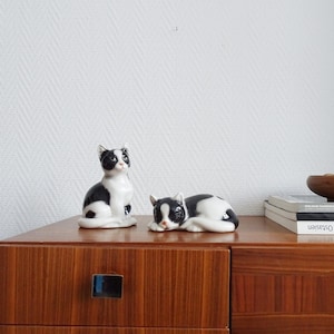 Cat figurines, black and white cat figurine, ceramic animal sculpture, retro cat couple decoration, nostalgic ceramic cats