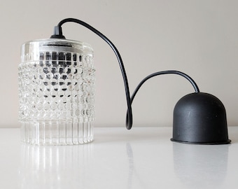 minimalistische Hängelampe mit Glasschirm, kleine Pendelleuchte