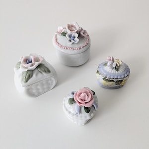 kleine Schmuckdose, Porzellandose mit Deckel, Döschen mit 3D Blumen
