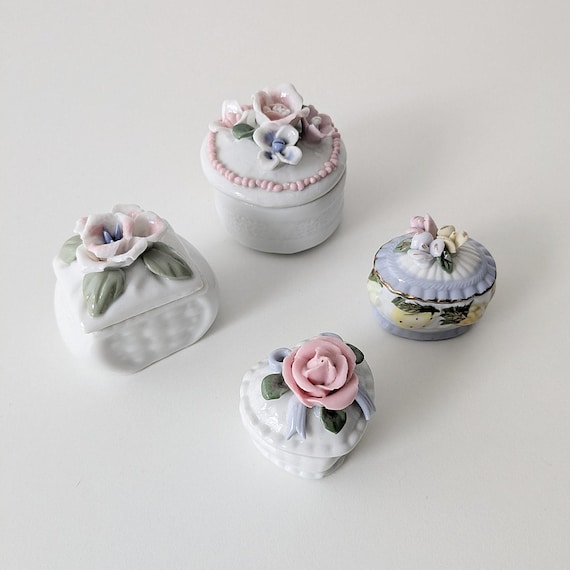 Kleine Porzellandose mit 3D-Blumen – Mini Schmuckdose Vintage – Filigrane Deckeldose