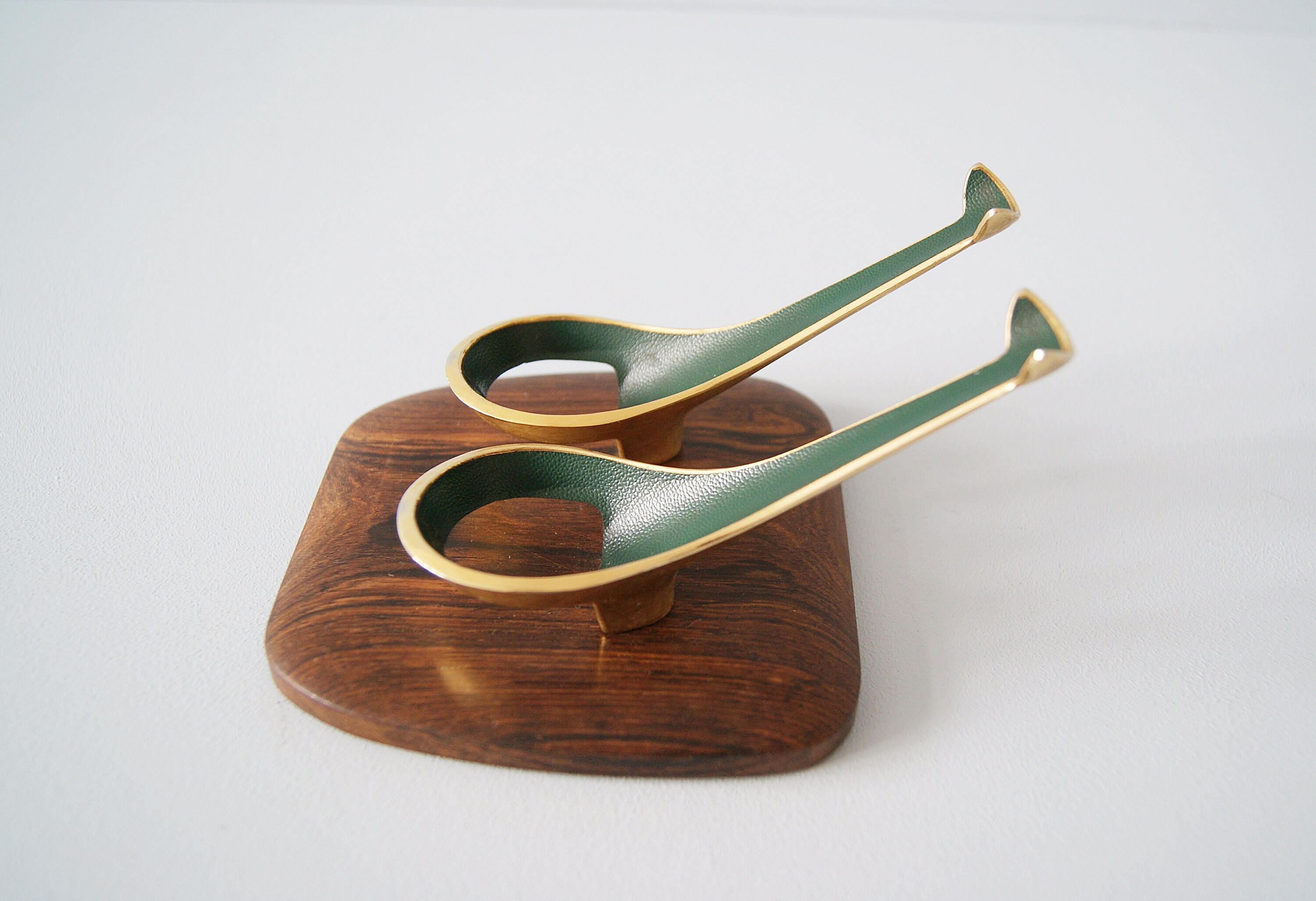 Mid Century pipe holder in brass and rosewood, noble smoking accessories